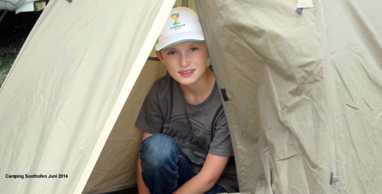 Felix im Zelt